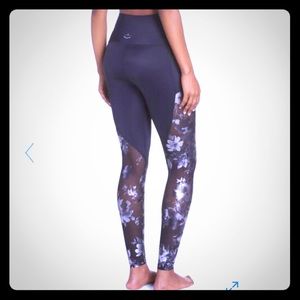 NWT - Beyond Yoga High waist mesh floral leggings